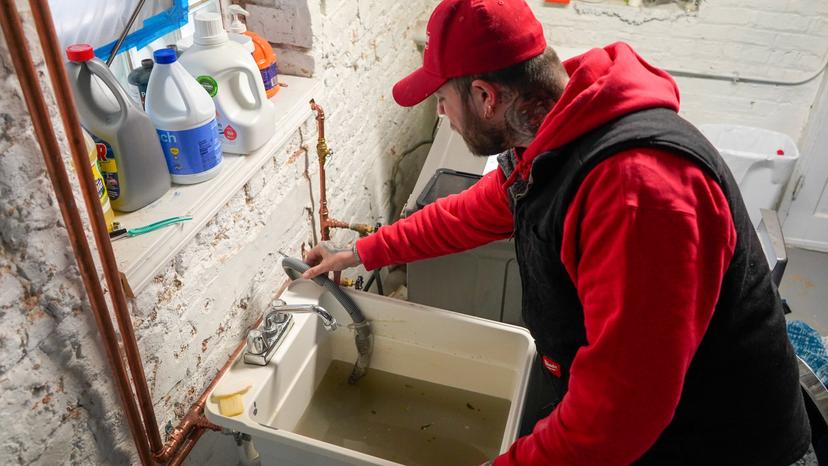 5 Signs Arlington Heights Homeowners Should Call a Pro to Unclog a Drain